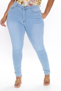 Detailansicht der hellblauen Skinny-Jeans mit hoher Taille, Metallknopf und Reißverschluss