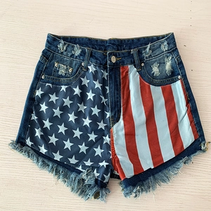 Short en jean femme avec imprimé drapeau américain étoiles rayures et bords effilochés