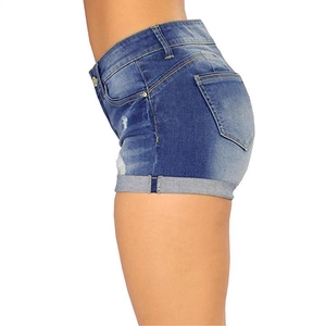 Short en jean bleu délavé pour femme avec ourlet retroussé et détails de texture usée