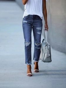 Jean droit slim pour femme bleu moyen avec déchirures et finitions bords francs usés