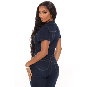 Combinaison en jean bleu foncé pour femme avec manches courtes et coupe jambe large