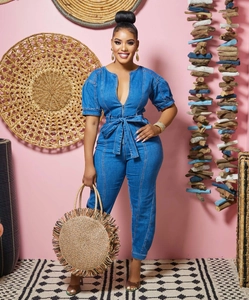 Détail de combinaison en jean bleu avec décolleté en V, zip avant et manches bouffantes