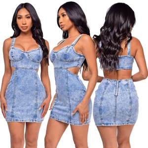 Lichtblauwe acid wash denim mini-jurk met uitsnijdingen en hartvormige halslijn