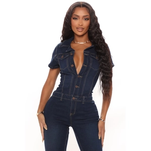Combinaison en jean bleu foncé tendance avec manches courtes, col à revers et coupe ajustée