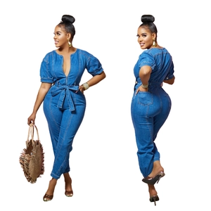 Combinaison en jean bleu foncé pour femmes avec col en V zippé et ceinture à nouer chic