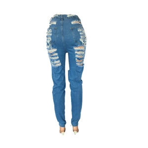 Détails du jean bleu clair à taille haute avec déchirures usées sur les poches arrière