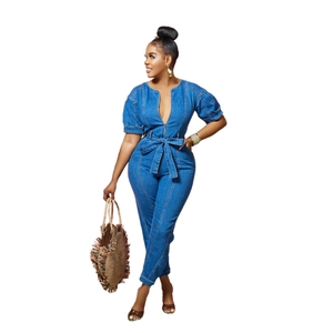 Combinaison en jean bleu foncé pour femme avec col en V, manches courtes et ceinture nouée