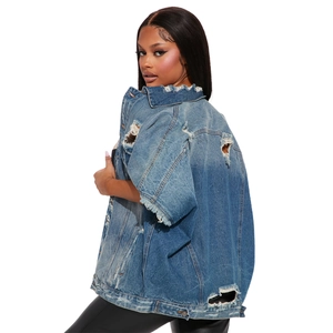 Veste en jean bleue délavée pour femme avec coupe oversize et détails vintage déchirés