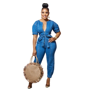Combinaison en jean bleue pour femme avec manches bouffantes, col en V et ceinture nouée