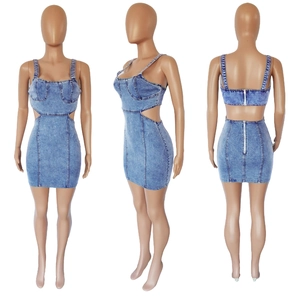 Driezijdige weergave van blauwe denim mini-jurk met ritssluiting achter en uitsnijdingen