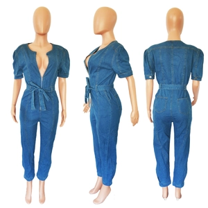 Vues détaillées du combishort en jean bleu clair avec manches bouffantes et zip
