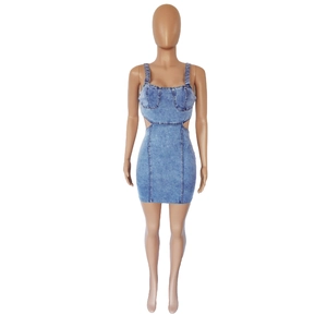 Detail van lichtblauwe denim mini-jurk met zijwaartse taille-openingen en open rug ontwerp