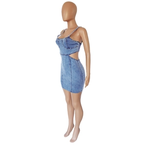 Detail van blauwe denim mini-jurk met nauwsluitende pasvorm en taille-uitsnijdingen