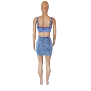 Achteraanzicht van blauwe denim set met sexy rugloos topje en metalen ritsdetails