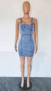 Detail van blauwe denim mini-jurk met taille-uitsparingen en wassing op een pop