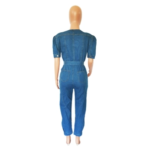 Vue détaillée du dos de la combinaison en jean bleu avec coutures contrastées et poches