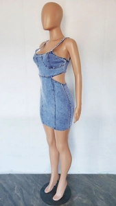 Detail van de uitsnijding in de taille en sneeuwwassing op de blauwe denim mini-jurk