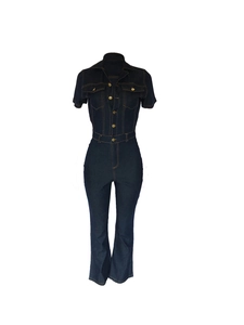 Détail d'une combinaison en jean à manches courtes avec boutons et poches poitrine