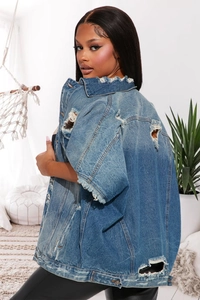 Vue arrière de la veste en jean avec détails déchirés et délavage vintage rétro