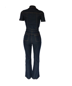 Détails du dos d'une combinaison en jean avec coutures contrastées et coupe évasée
