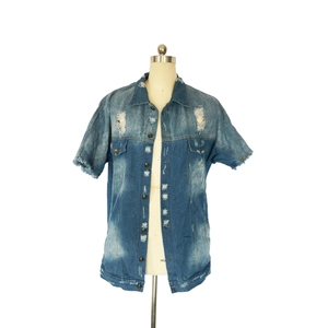 Détails d'une veste en jean bleu délavé avec des trous usés et des boutons métalliques