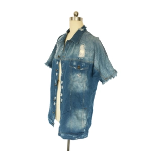 Détails de la veste en jean bleue à manches courtes avec trous et bords effilochés