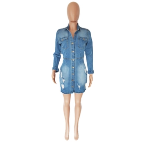 Détail d'une robe en jean moulante avec boutons métalliques et ourlet déchiré élégant