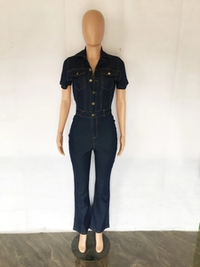 Détail d'une combinaison en jean bleu foncé avec col à revers et boutons à la taille