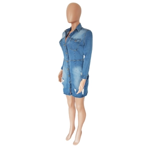 Détail de robe en jean avec boutonnage frontal, poches à rabat et effets de délavage