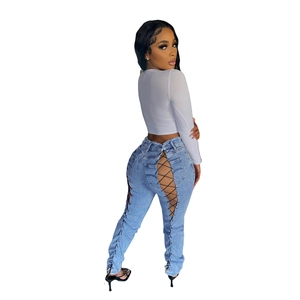 Jean slim pour femme avec design unique de lacets croisés et découpes à l'arrière