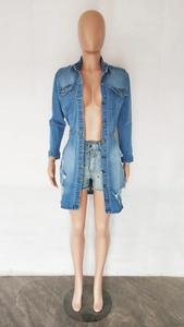 Détail de l'ensemble en jean avec boutons métalliques et ourlet effiloché sur la veste