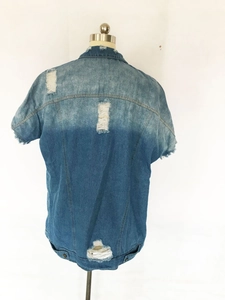 Vue arrière détaillée de la veste en jean usée avec délavage intensif et déchirures