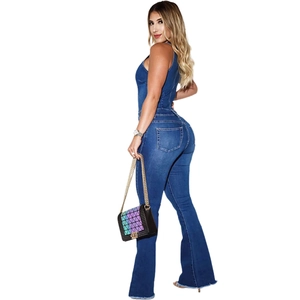 Tuta di jeans blu scuro senza maniche con vestibilità aderente e fondo svasato