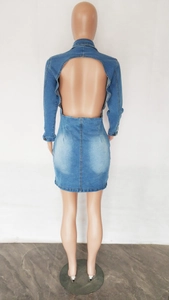 Détail du dos nu et du col chemise sur cette mini-robe en jean bleu ajustée