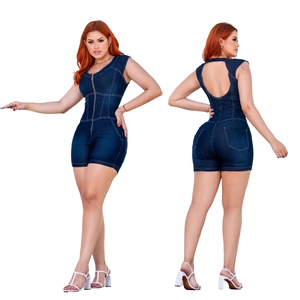 Vue avant et arrière d'une combinaison courte en jean sans manches avec dos nu sexy