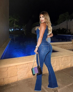 Vista posteriore dettagliata della tuta in denim senza maniche con fondo svasato