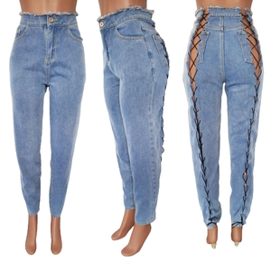 Vues de face, de côté et de dos de ce jean taille haute bleu clair avec laçage creux