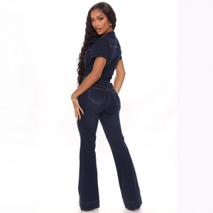 Combinaison en jean bleu foncé pour femme avec manches courtes et pantalon évasé