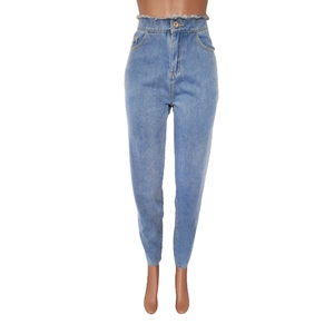 Détail de jean taille haute bleu clair avec taille à franges et bouton métallique