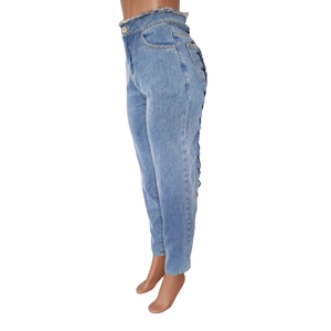 Détail d'un jean bleu clair à taille haute avec lacets noirs et bandage sur le côté