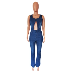 Dettaglio di una tuta in denim slim fit con vita cut-out e fibbie metalliche di chiusura