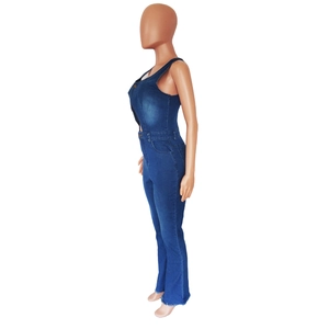 Vista laterale di una tuta in denim blu scuro slim con orli a taglio vivo