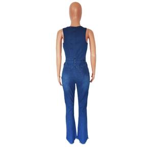 Vista posteriore della tuta in denim blu scuro aderente con fondo a campana sfrangiato