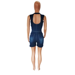 Vue arrière du combishort en jean bleu foncé avec découpe circulaire et coutures blanches