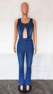 Dettaglio della tuta di jeans blu scuro con ritaglio e pantaloni a zampa