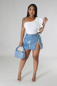 Detailansicht des Jeansrocks mit hohem Schlitz, ausgefransten Kanten und Cargo-Taschen