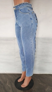 Détail du jean bleu clair taille haute avec laçage latéral noir et taille effilochée