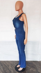 Dettaglio di una tuta in denim blu scuro senza maniche con fondo a zampa a taglio vivo