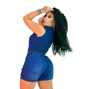 Combishort en jean bleu ajusté pour femme avec design sans manches et taille élastique