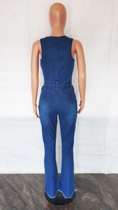 Vista posteriore della tuta di jeans blu scuro con gamba svasata e orlo a taglio vivo